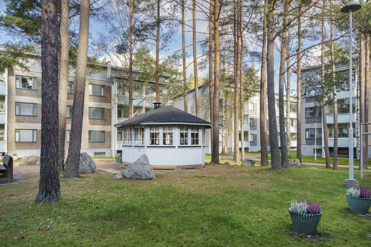 Huvimaja on melkein uusi.