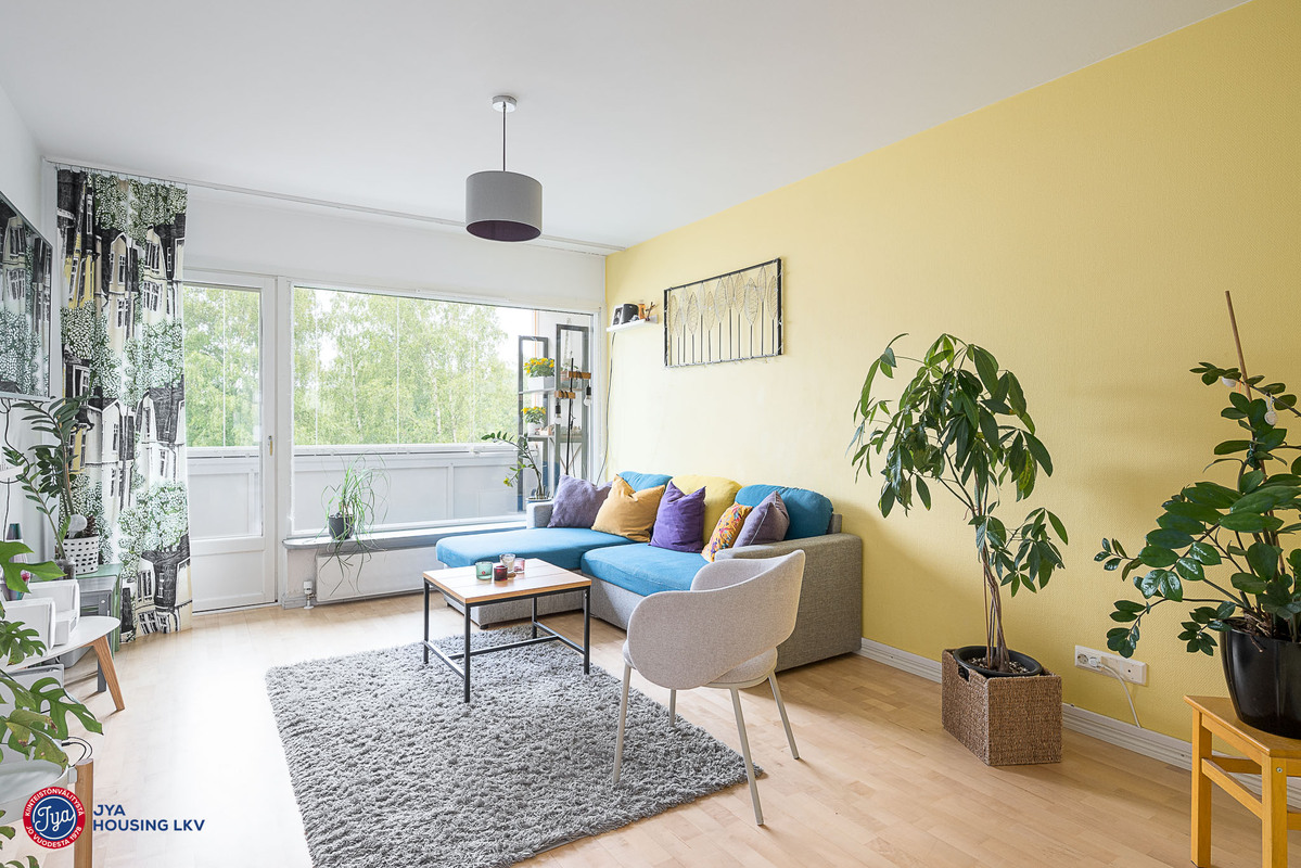 Valoisa olohuone, jossa tilaa myös ruokailuryhmälle