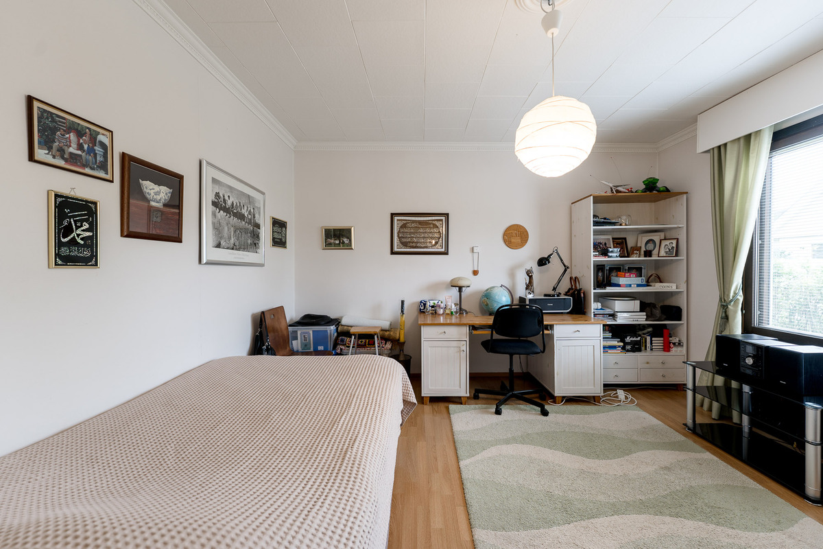 Makuuhuone 2 on tilava myös