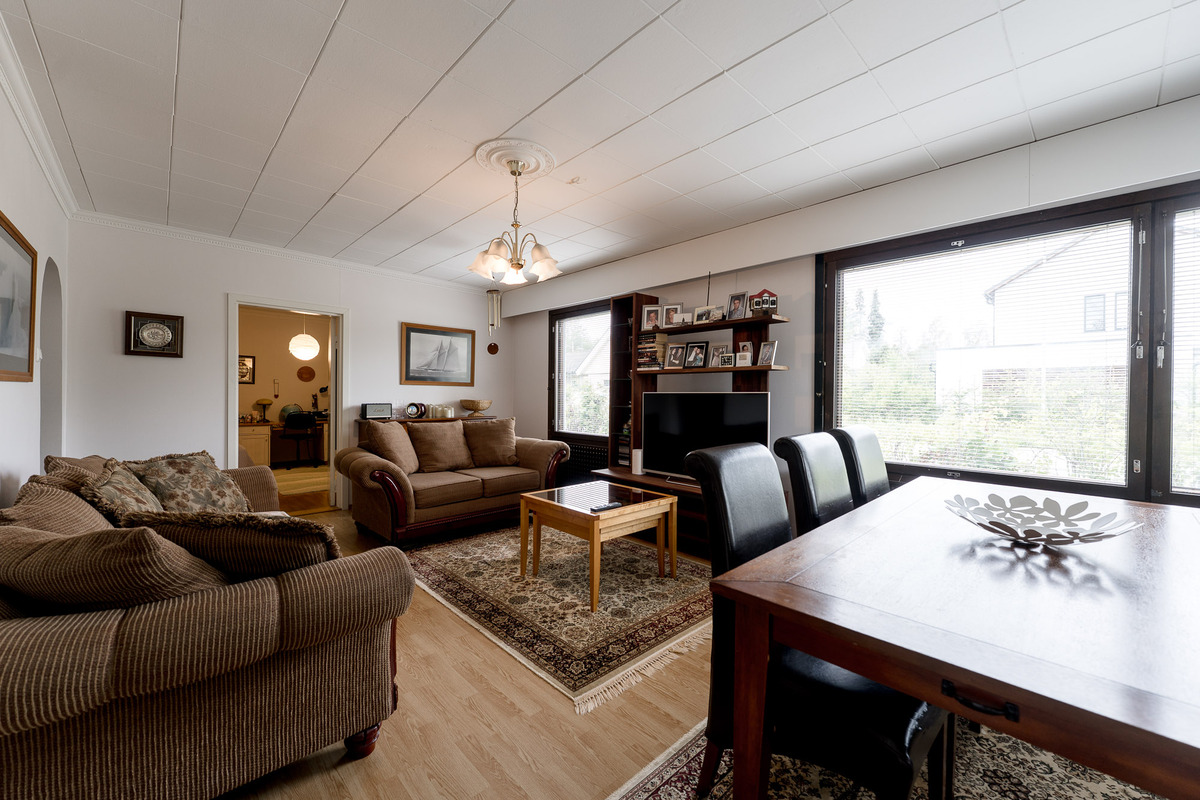 Olohuone keittiön käynniltä