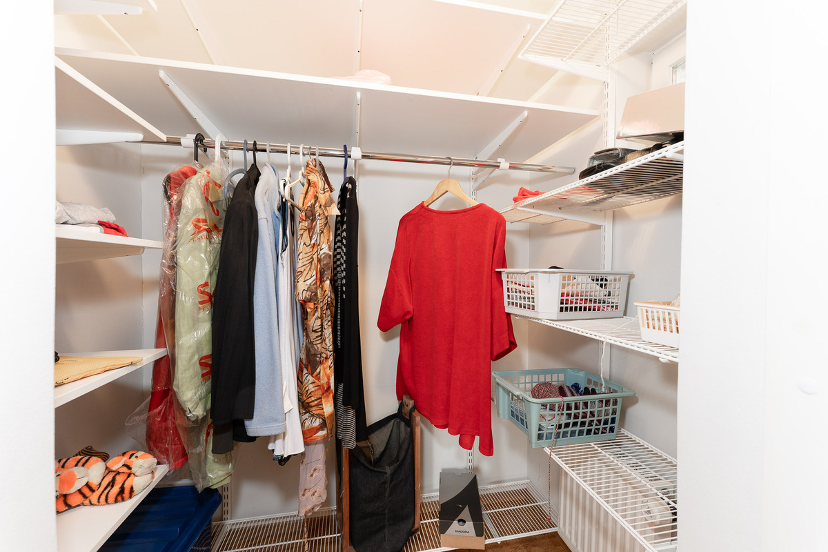 Päämakuuhuoneen vaatehuone