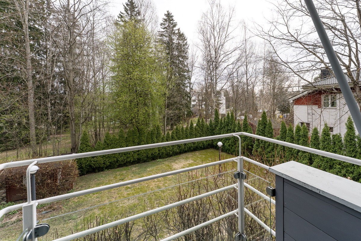 Parveke 1. kerroksessa