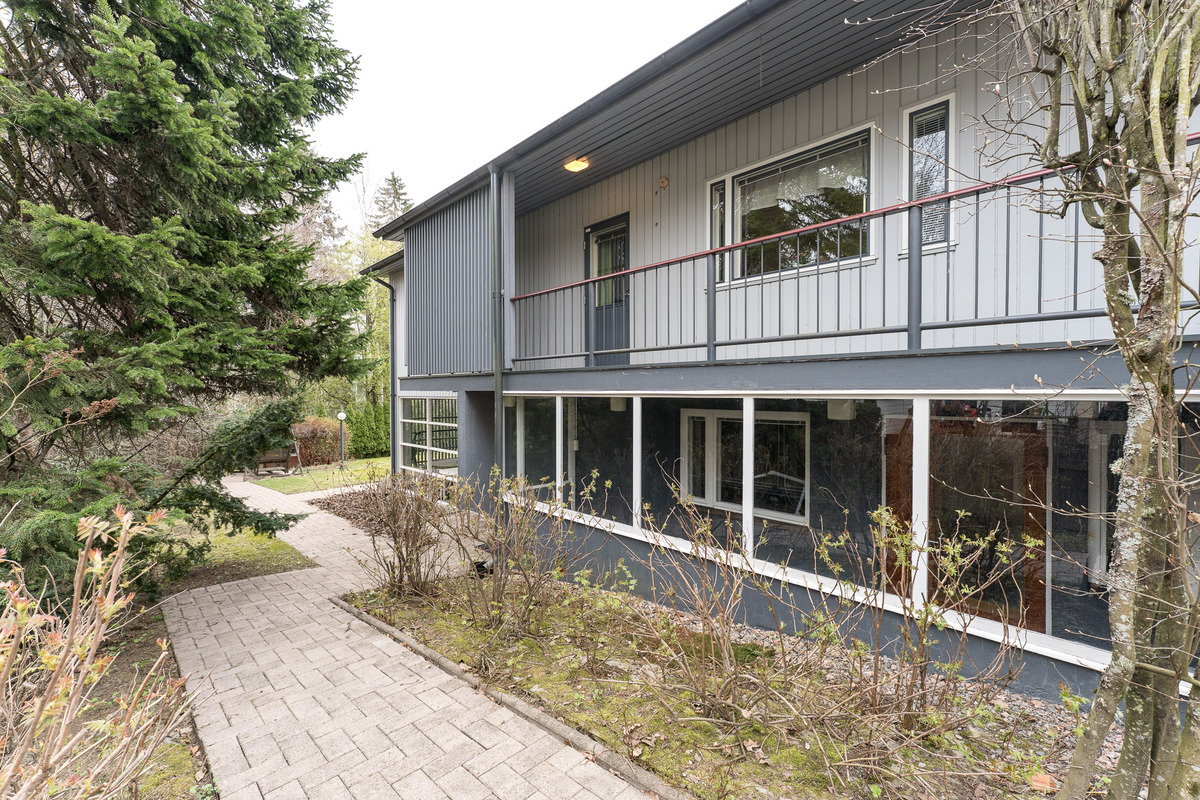 Pohjoisjulkisivu, suojainen käynti teknisen tilan käytävään