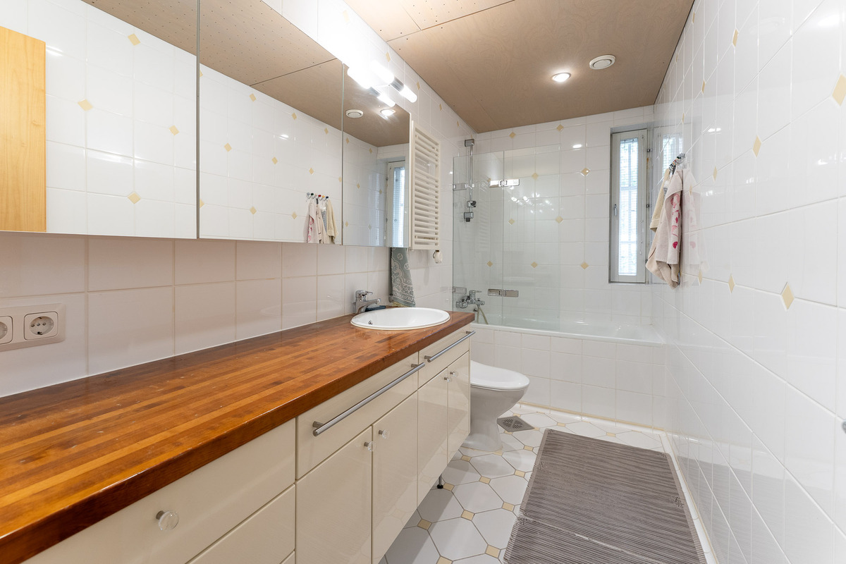 Makuuhuonekäytävän kylpyhuoneessa on amme