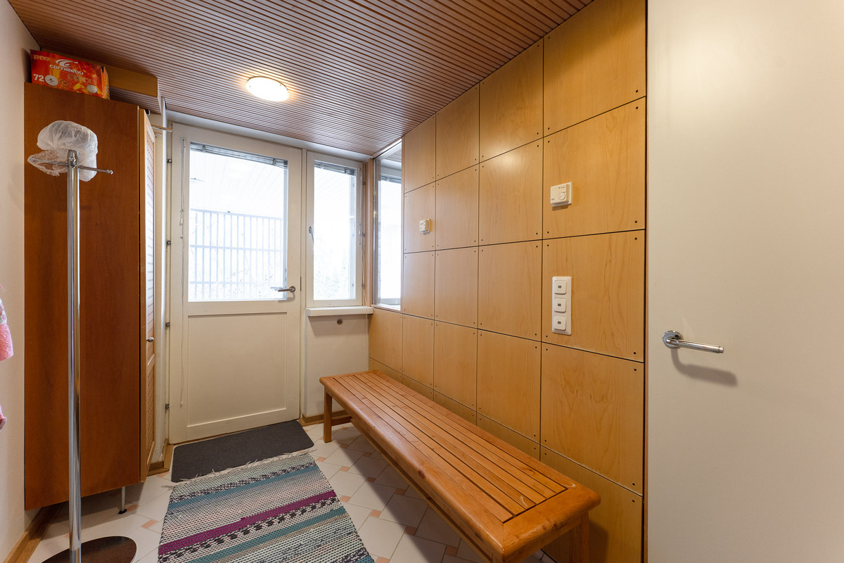 Saunaosaston pukuhuoneesta käynti katetulle terassille