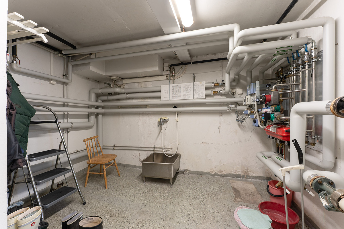 Teknisessä tilassa allas kuranhuuhteluun