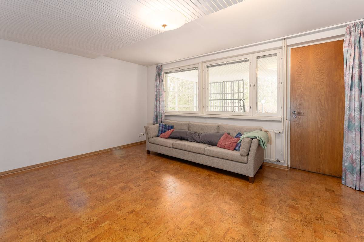 Makuuhuone 5 josta on käynti katetulle terassille