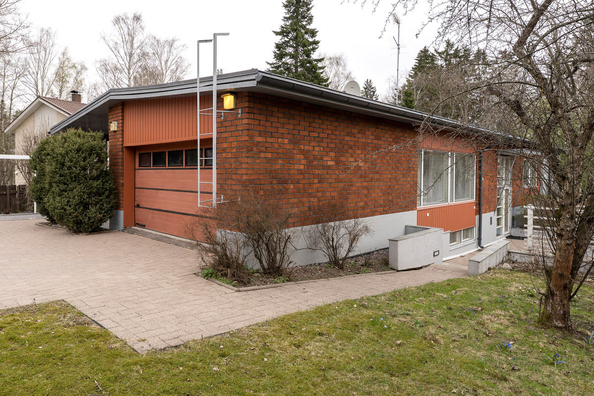 Julkisivu lounaiskulmalta