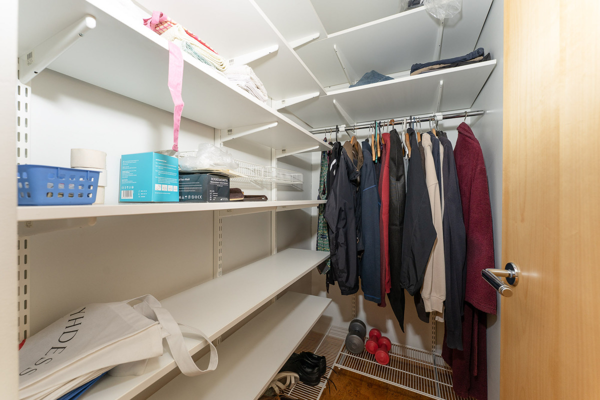 1. kerroksen makuuhuonekäytävän vaatehuone