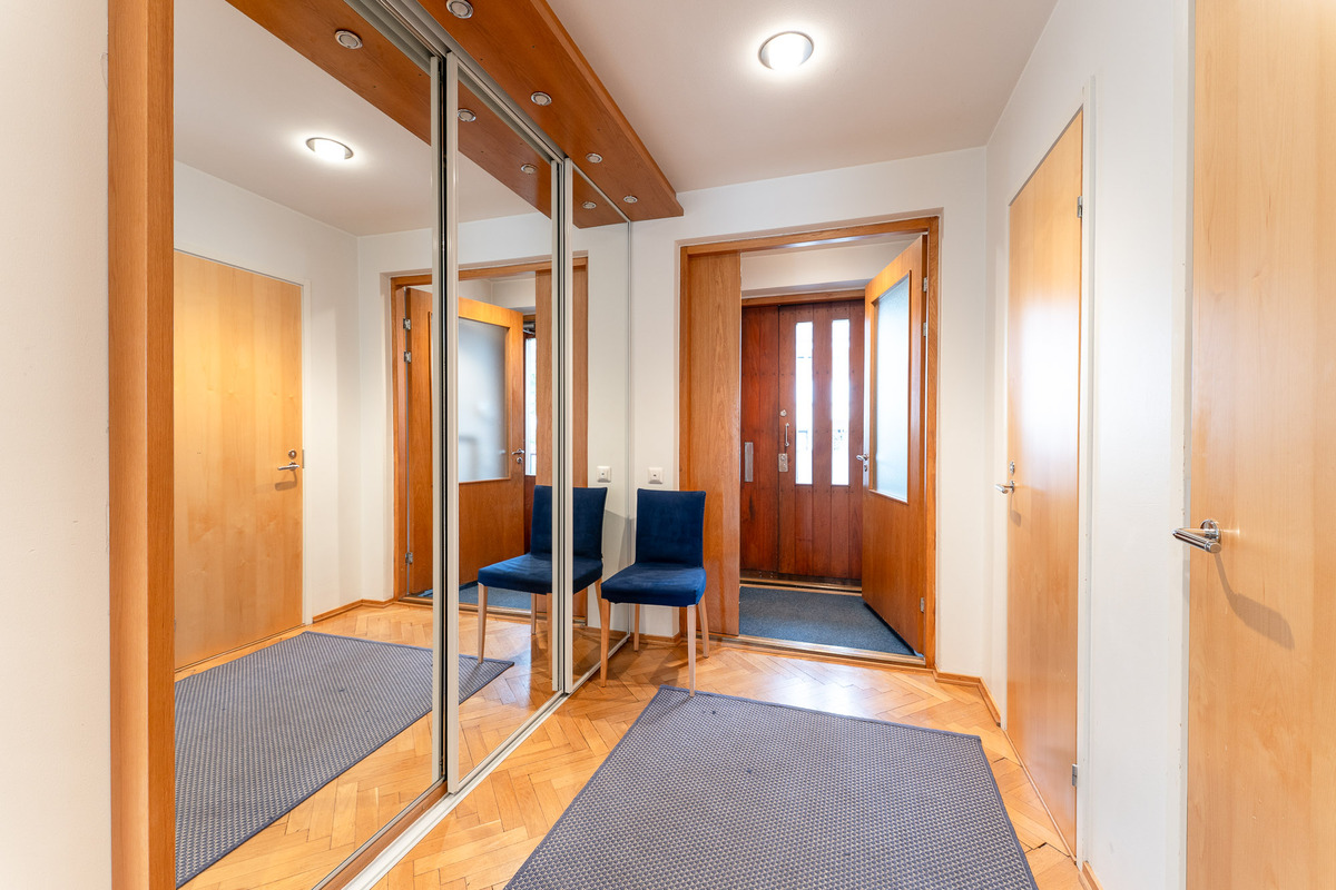 Eteinen ja tuulikaappi