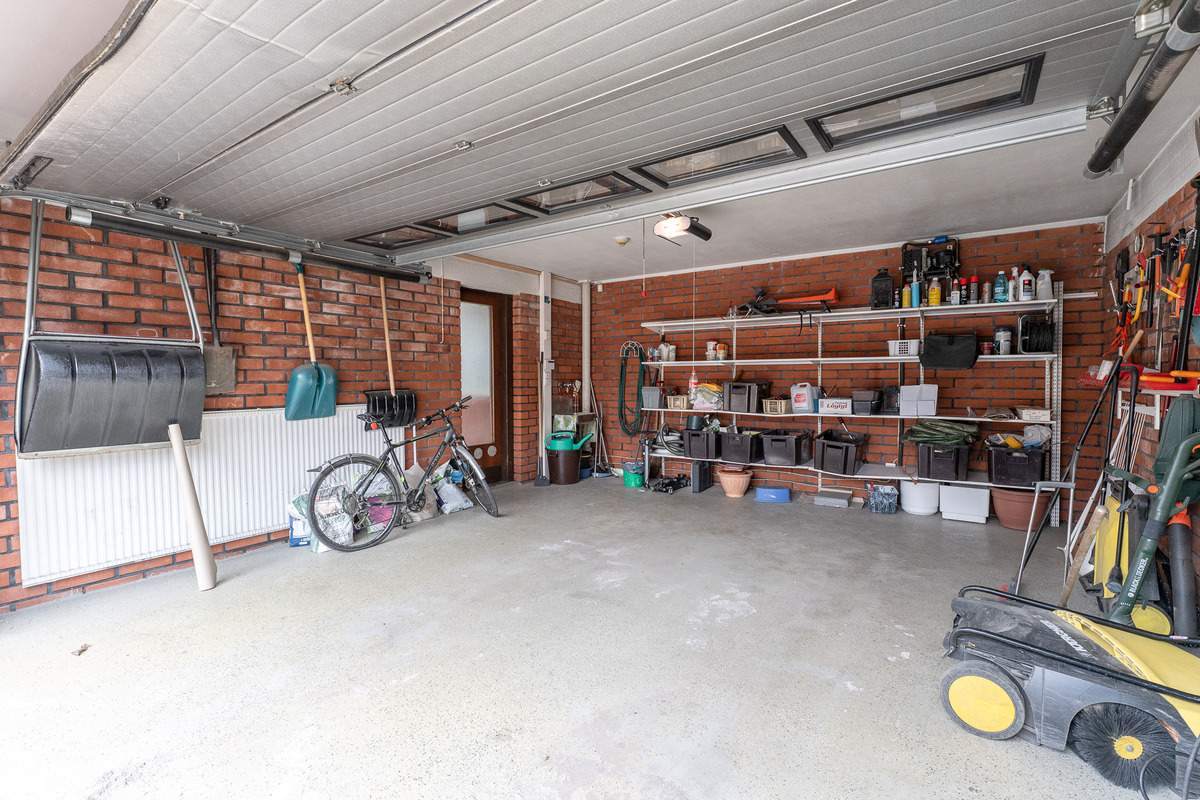 Autotalli on reilun kokoinen