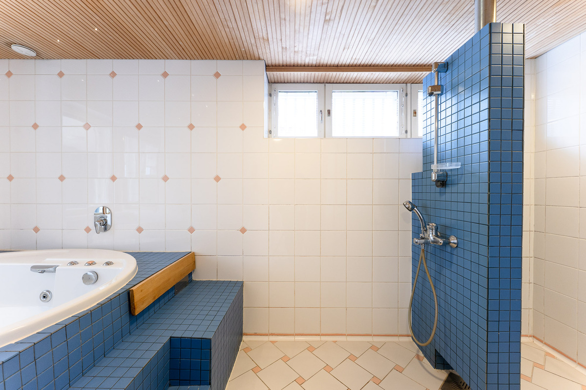 Saunan kylpyhuoneessa on kaksi suihkua