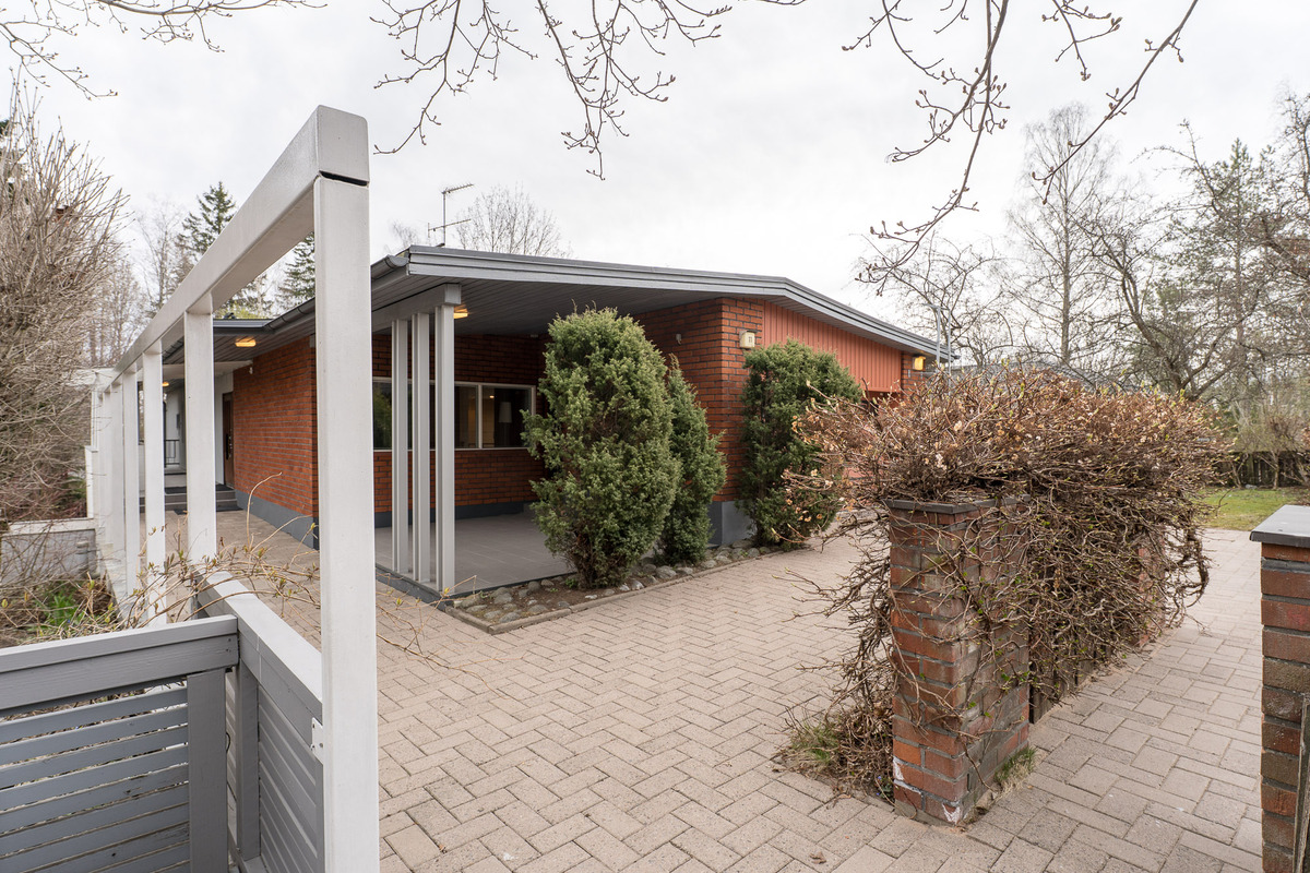 Julkisivu luoteiskulmalta