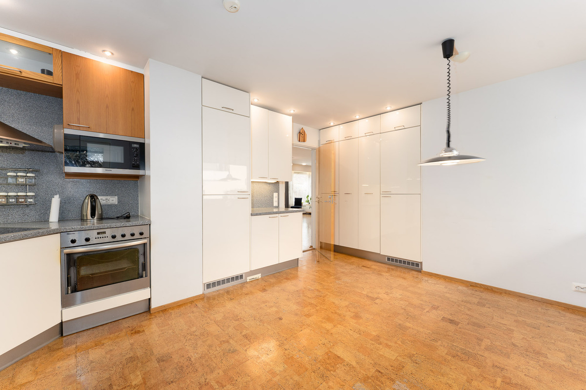 Keittiön kaapistoja riittää