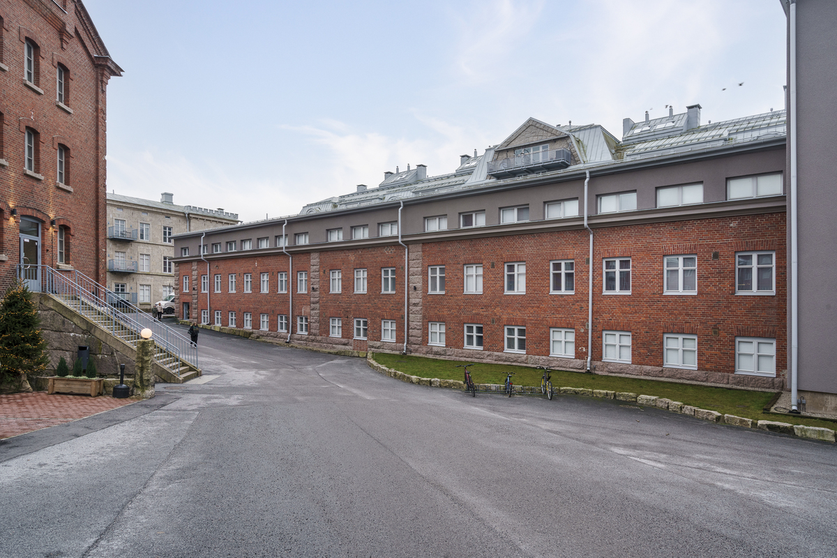 Vasemmalla Graniittilinna, jossa varasto