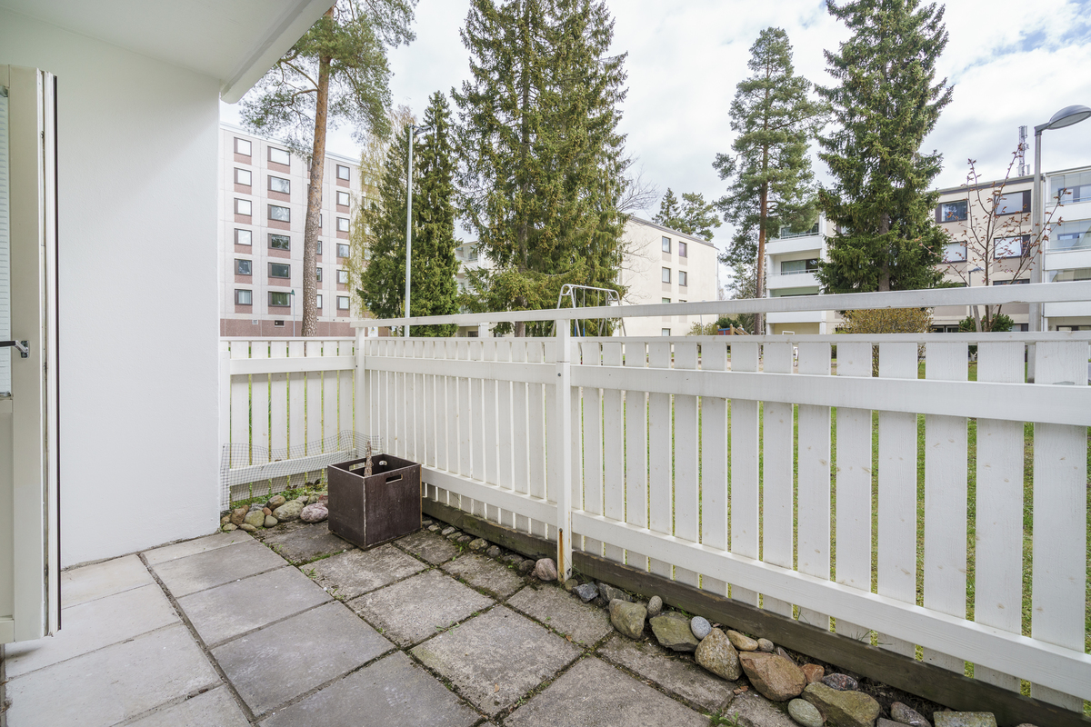 Kivetty ja aidattu patio