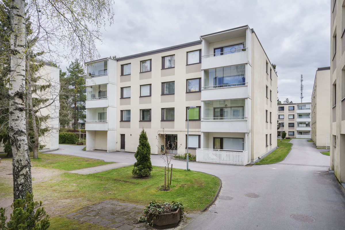 Talo sisäänkäynnin puolelta