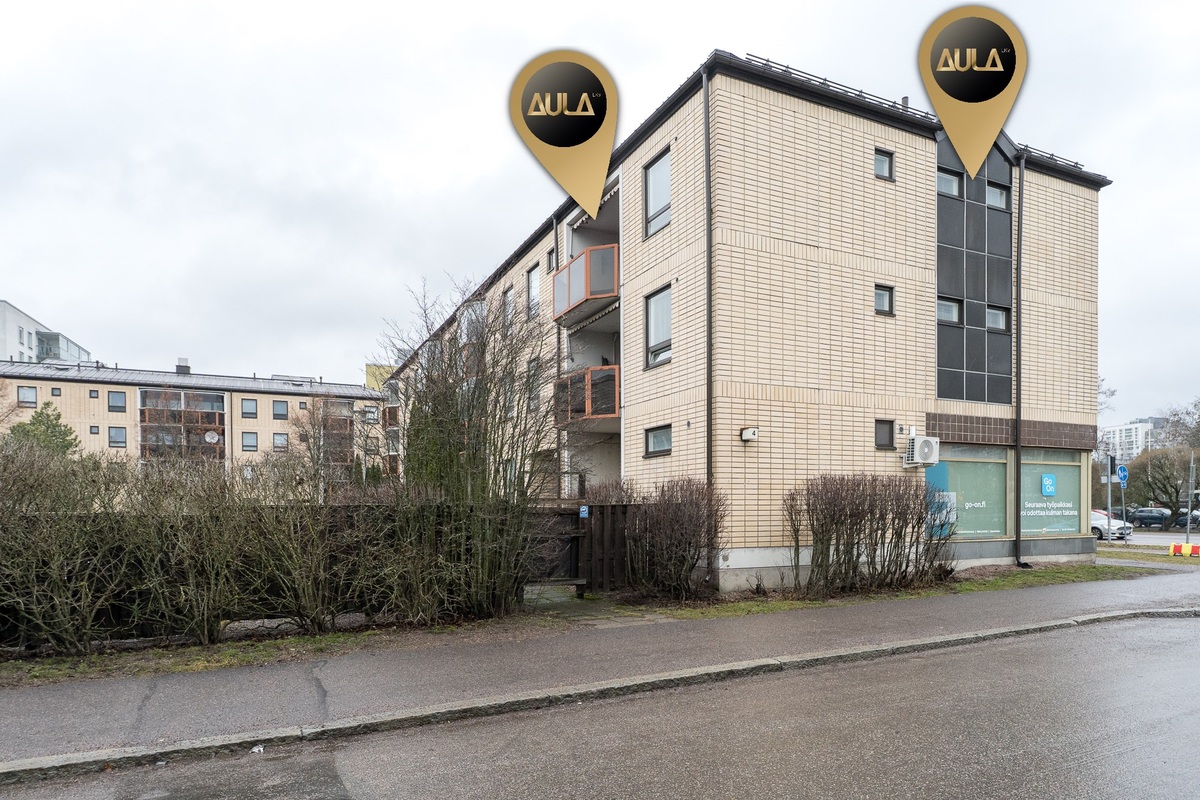 Julkisivu Kultarikonpolulta