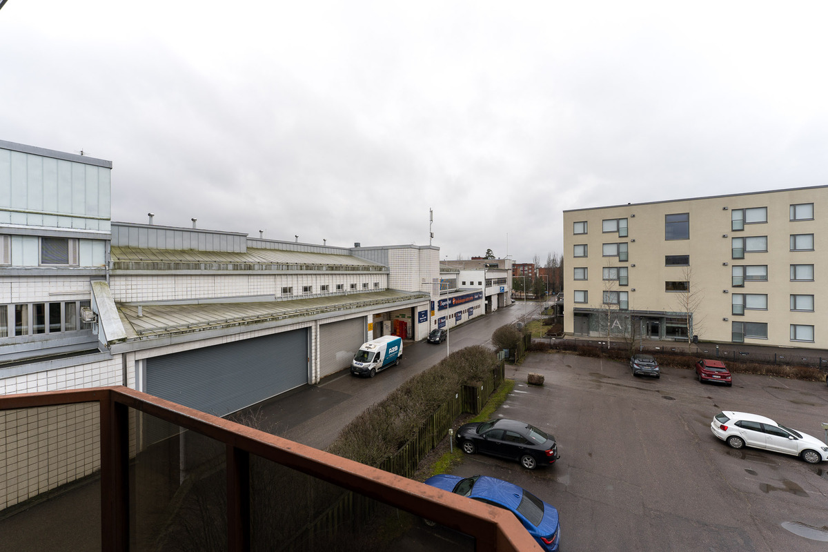 Kultarikonpolku parvekkeelta lännen suuntaan