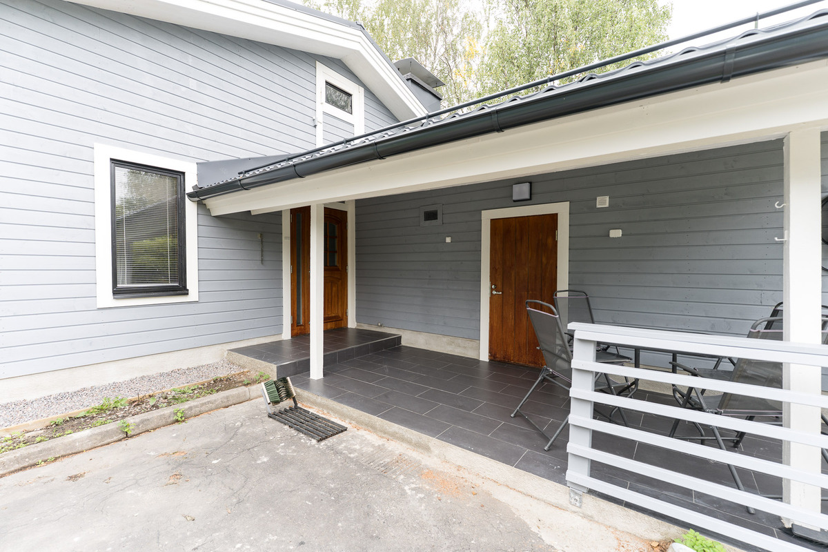 Terassilta saunaosastolle ja pääsisäänkäynnille