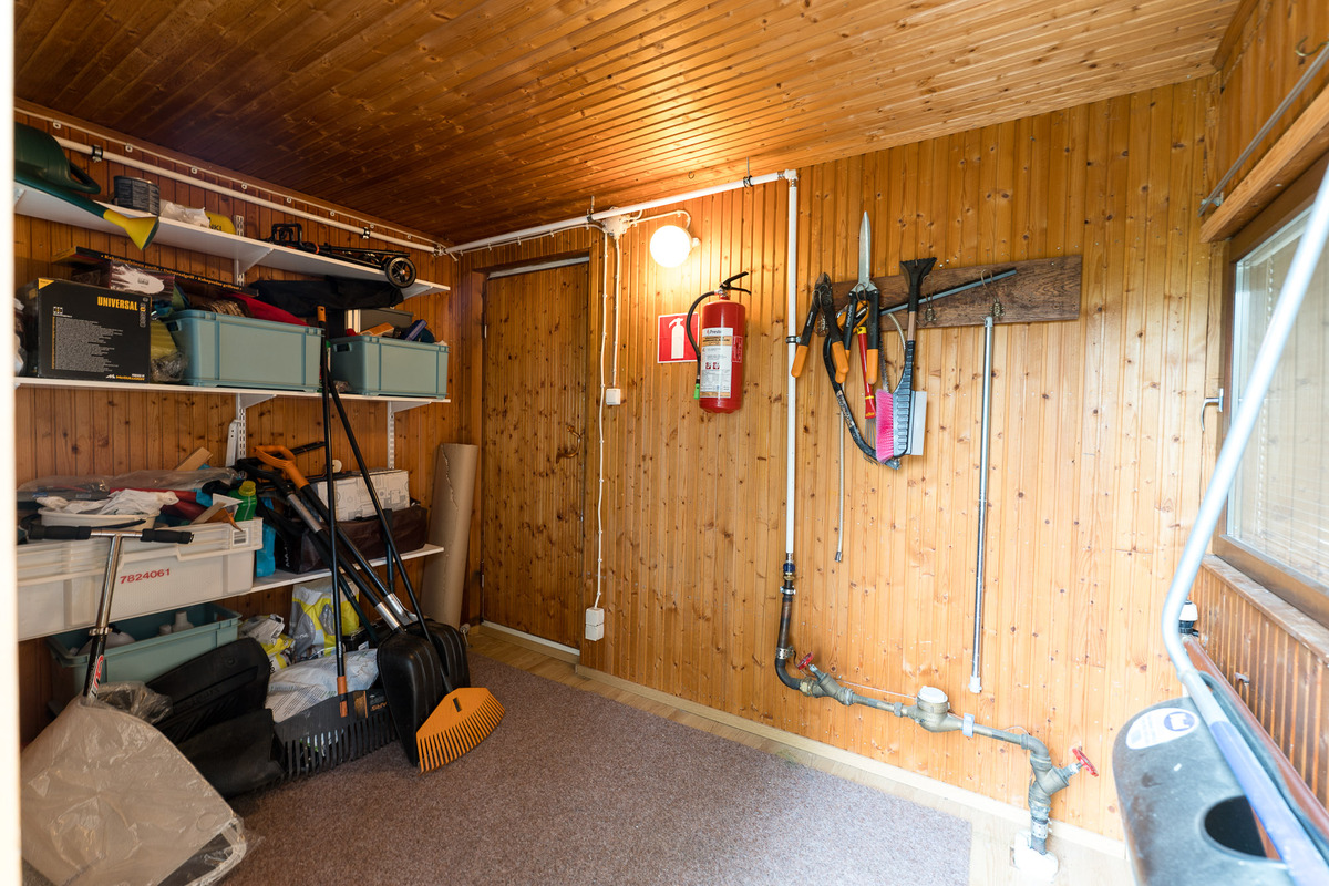 Varastohuone ulko-ovelta