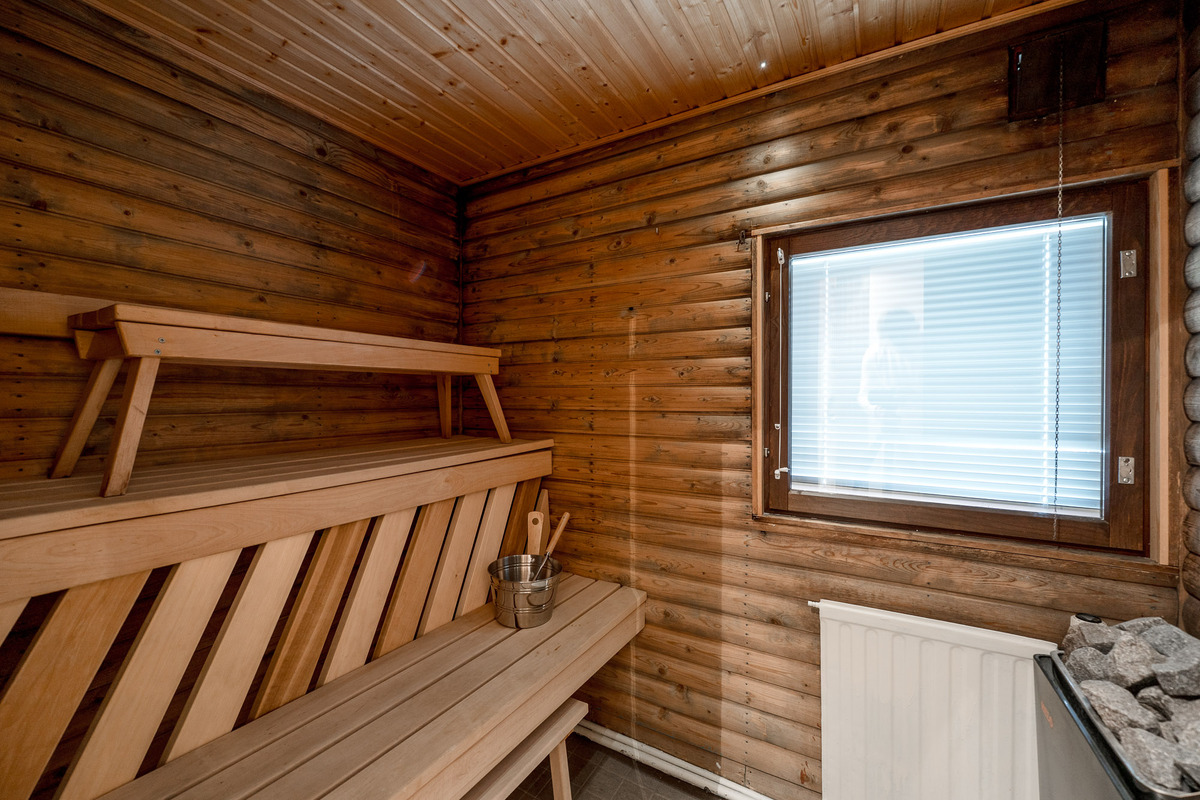 Saunassa on iso ikkuna