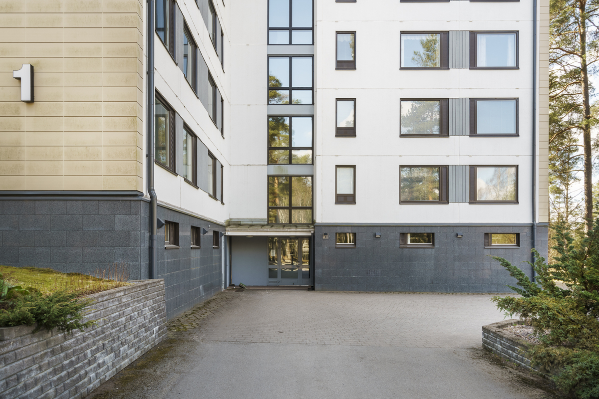 Sisäänkäynnissä on ovikoodi.