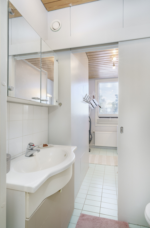 Wc:n ja kph:n välillä on liukuovi.