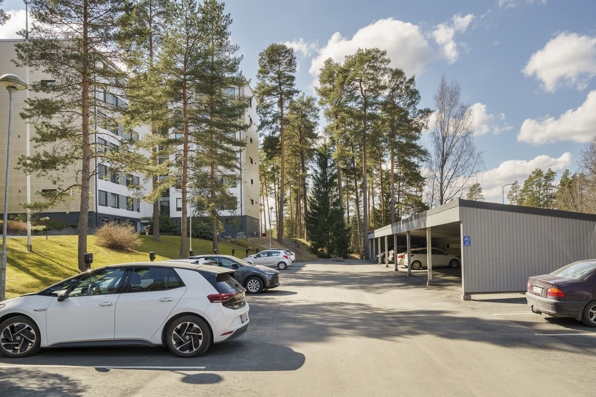 Juuri uusittu p-paikka ja autokatos