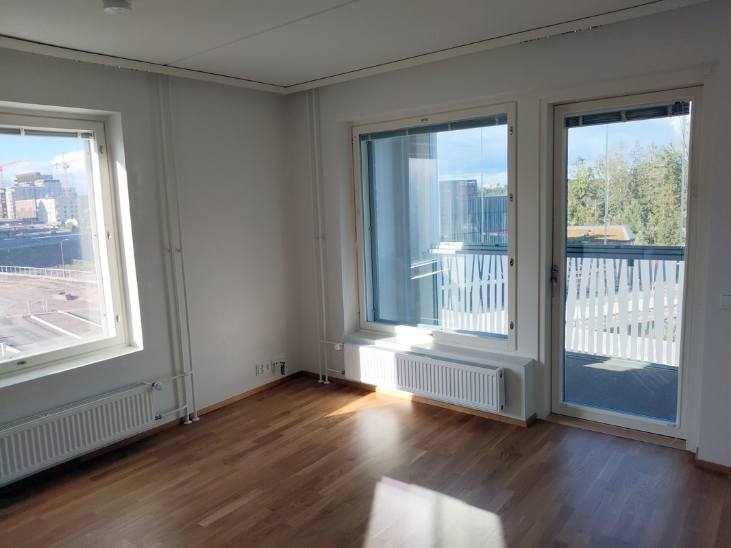 Huoneessa kaksi ikkunaa kulmittain