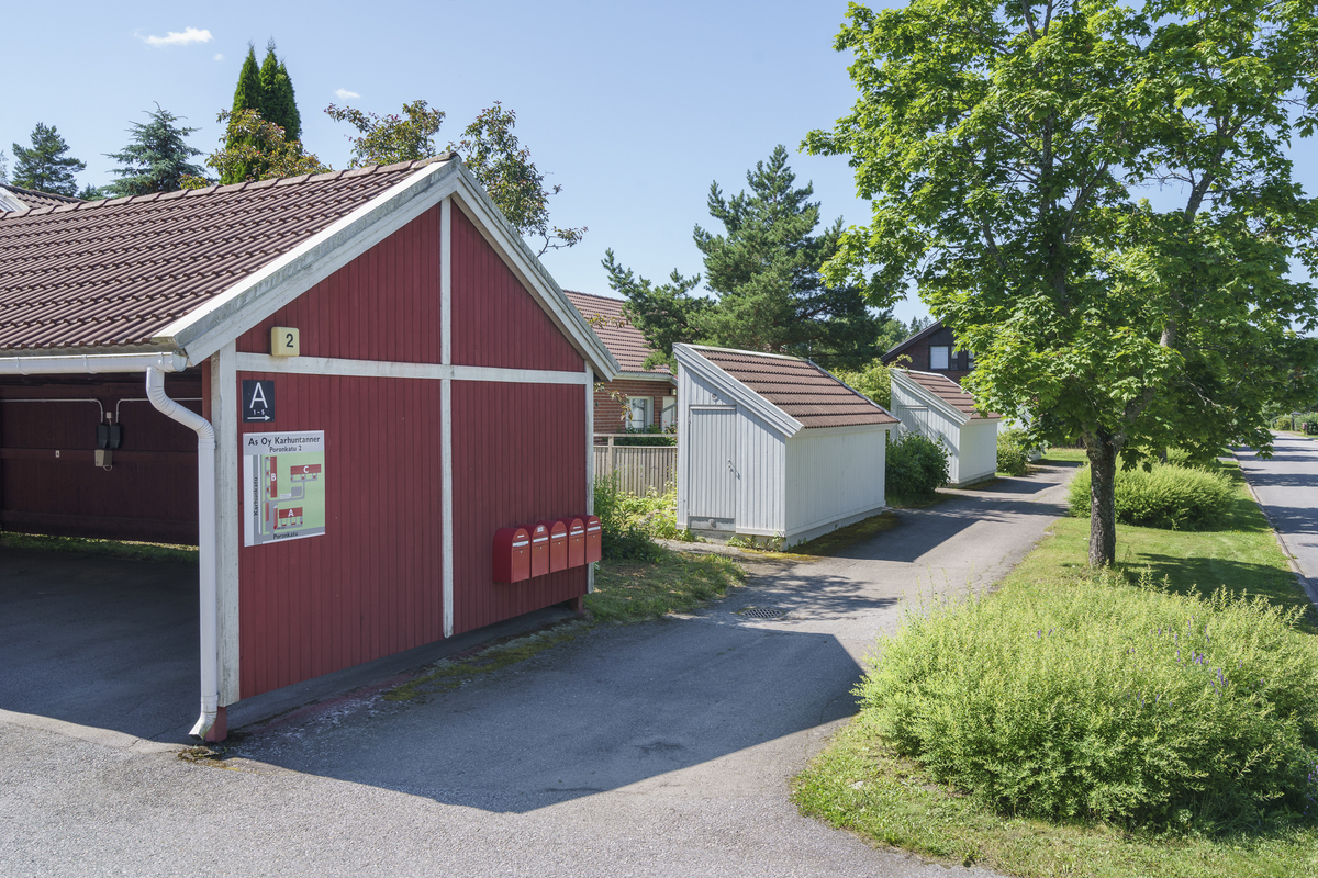 Tässä katoksessa autopaikka