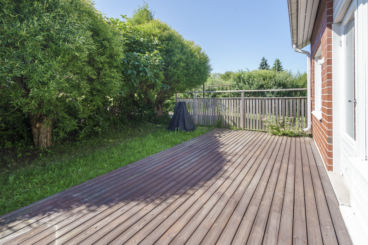 Aurinkoinen eteläterassi