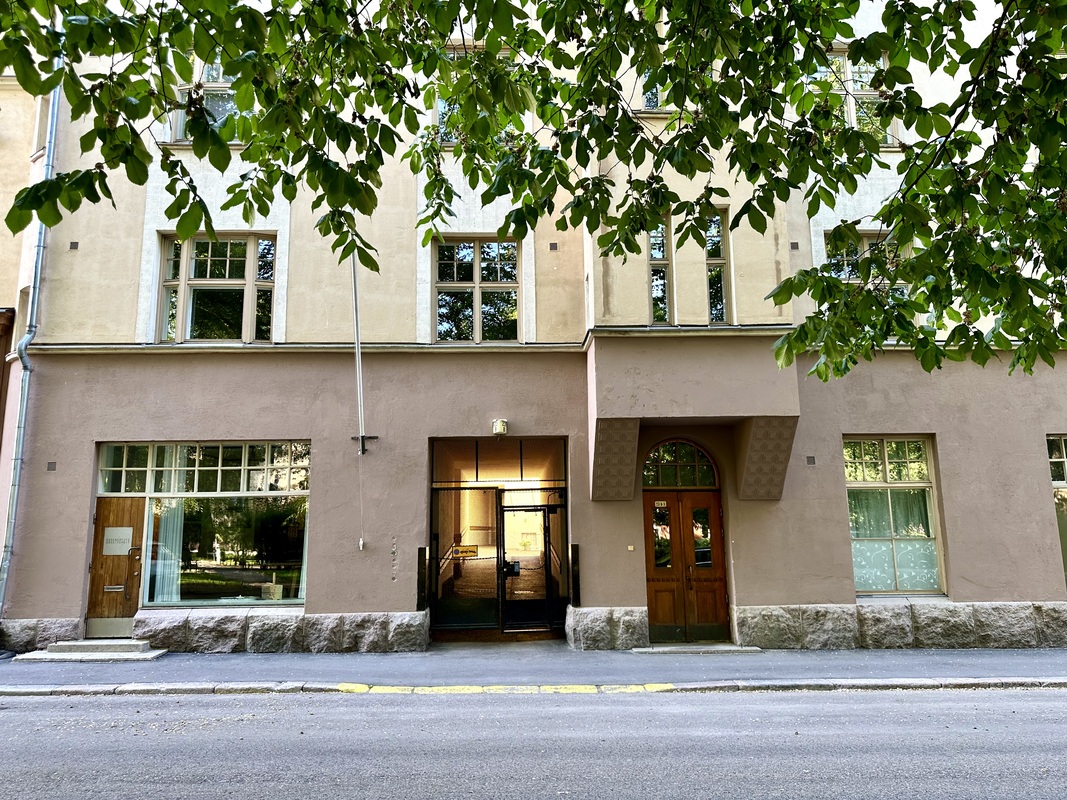 Sisäänkäynti kadulta taloyhtiön pihalle