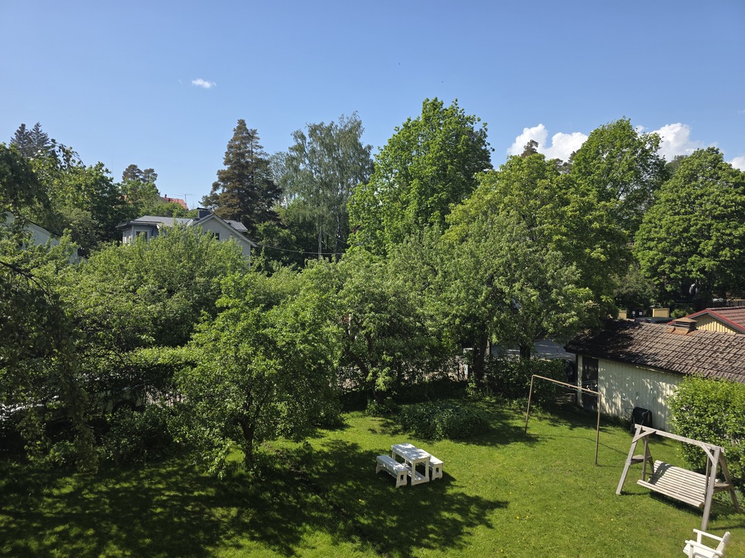 Näkymä keittiöstä vehreälle omalle pihalle