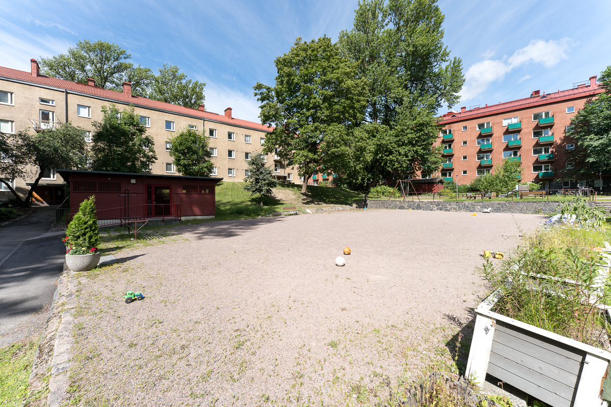 Yhtiöllä on oma hiekkakenttä