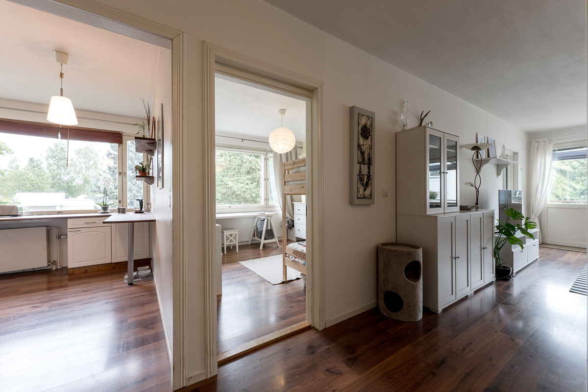 Eteisen käynniltä keittiöön ja makuuhuone 2.:n