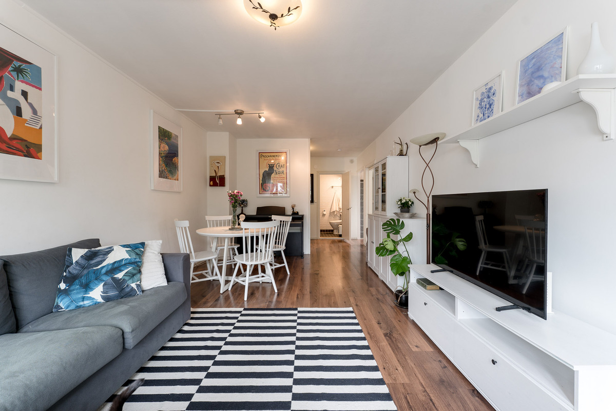 Olohuone parvekkeen ovelta