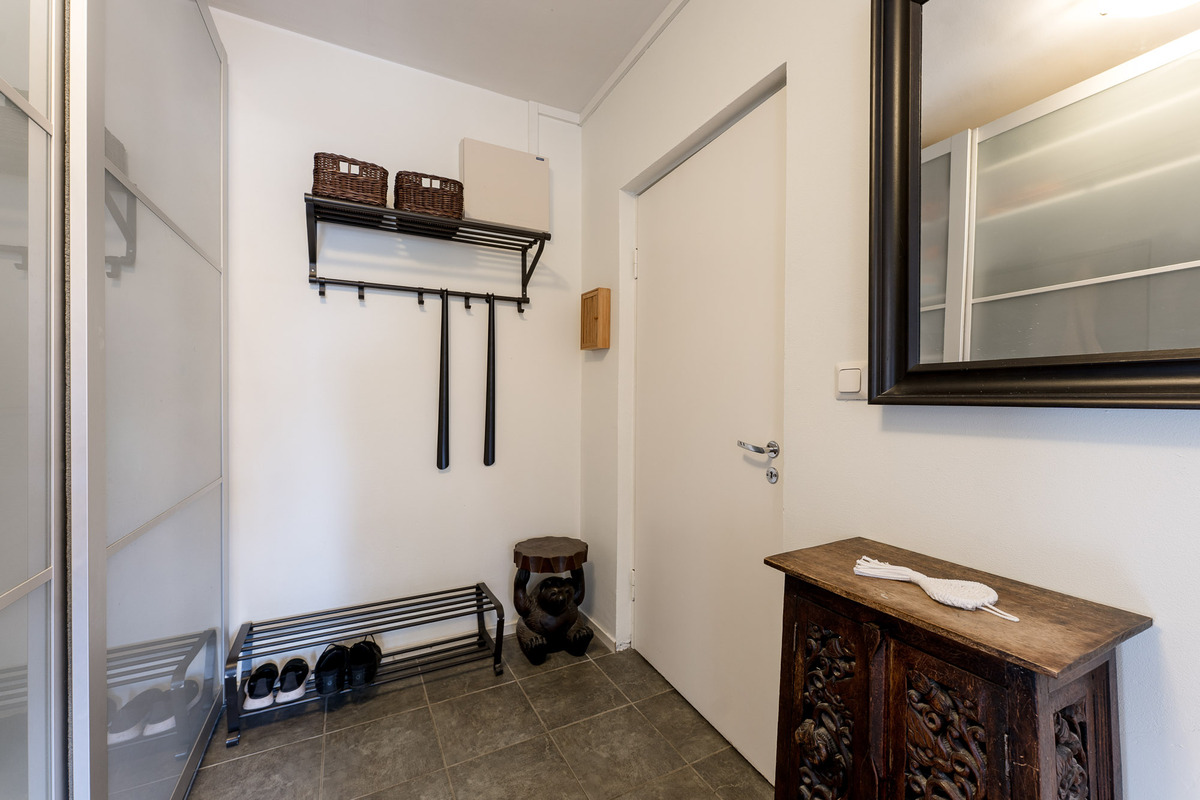 Eteisessä naulakko ja kaapisto