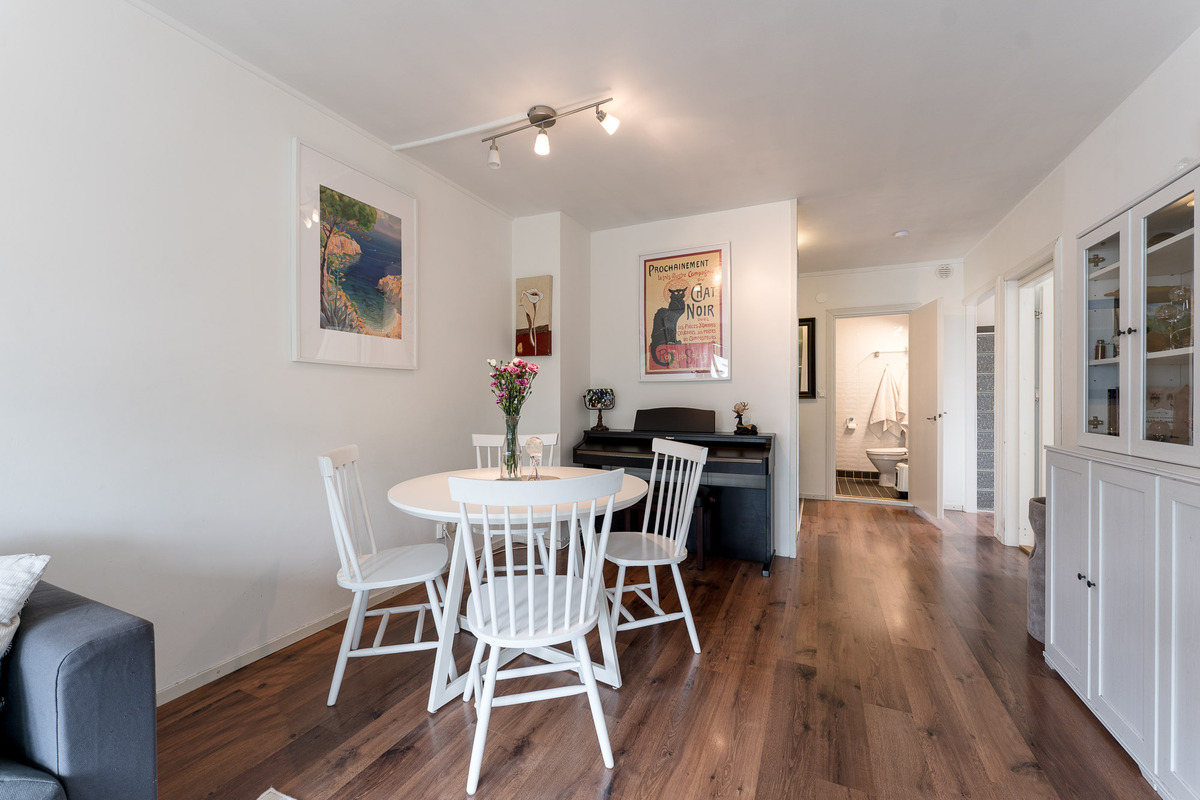 Olohuoneeseen mahtuu ruokailuryhmä