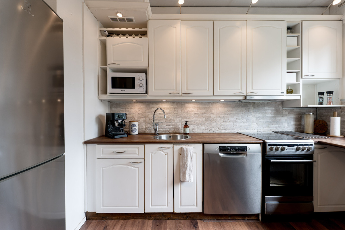 Keittön kaapistoja ja kylmäkone