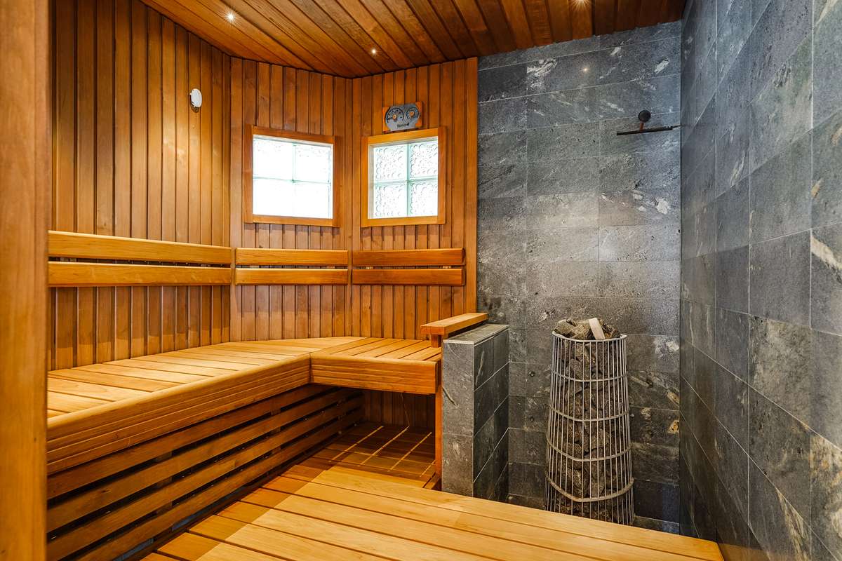 Sauna jossa sähkökiuas, varaus puukiukaalle