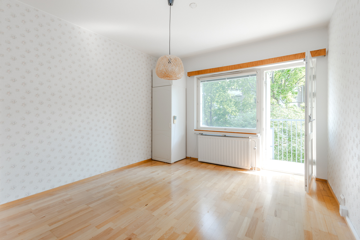 Makuuhuone, näkymä suojaisalle sisäpihalle