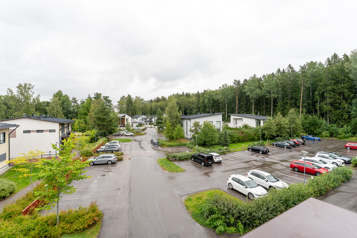 Parvekenkymä itään