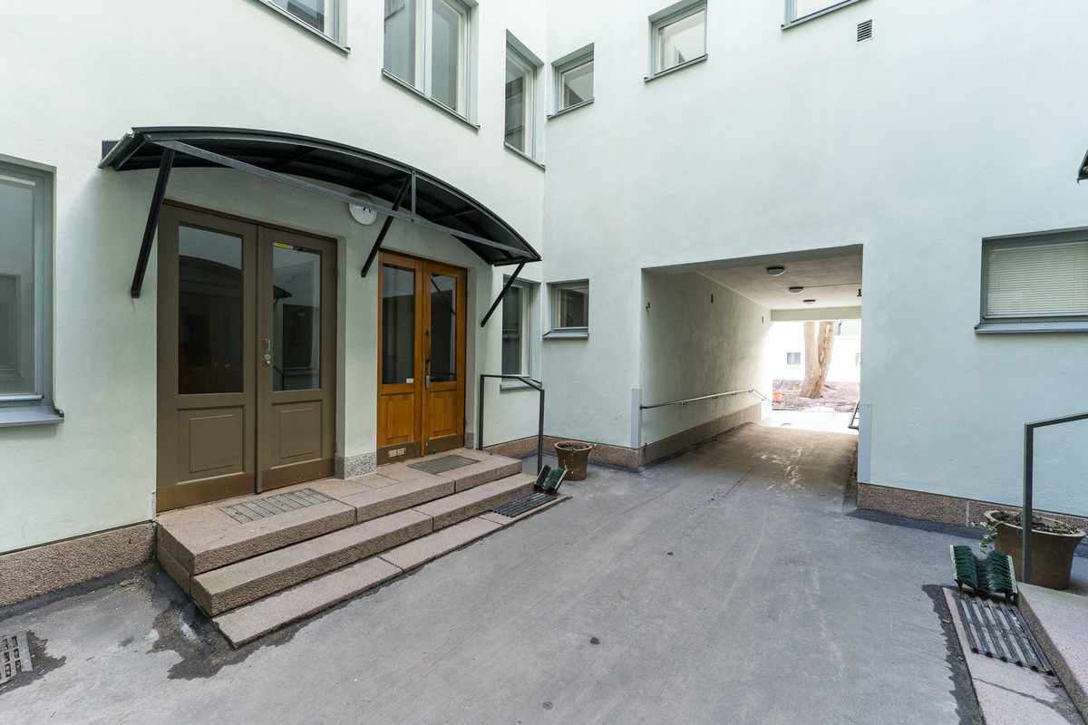 Sisäänkäynti A-portaaseen