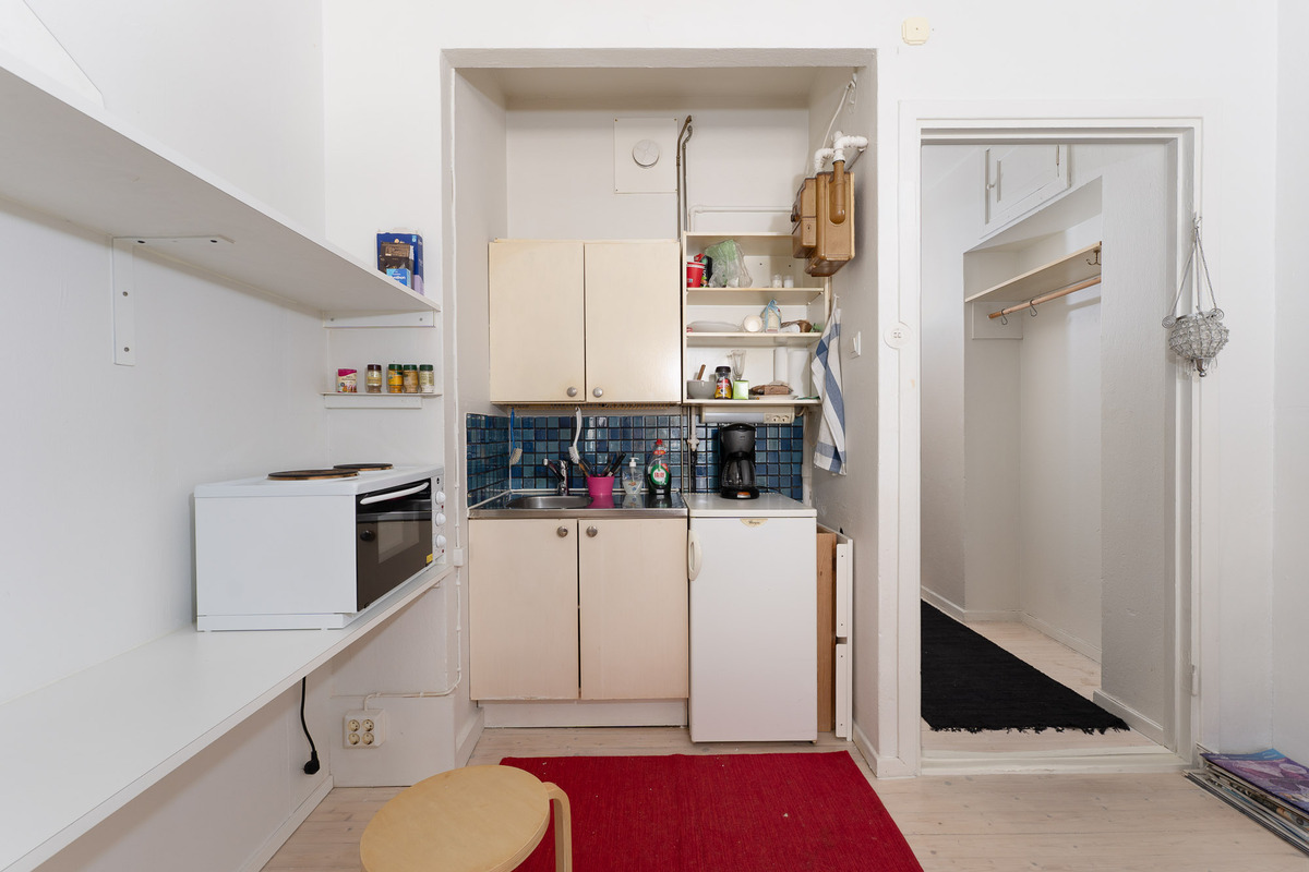 Keittokomeroon ja eteiseen päin