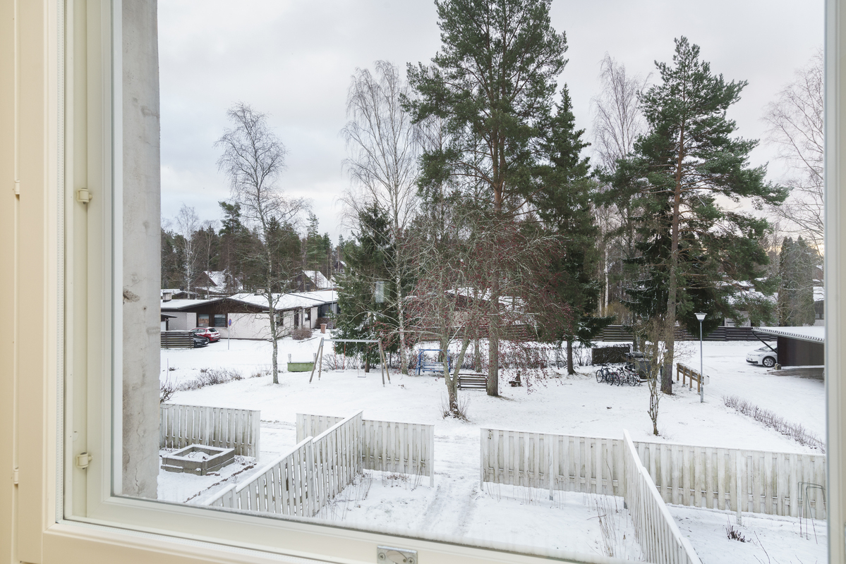 Näkymä olohuoneen ikkunasta patiolle