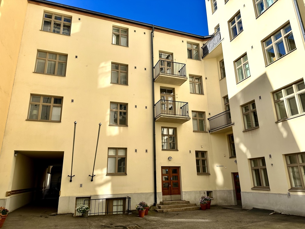 Toinen sisäänkäynti rappukäytävästä