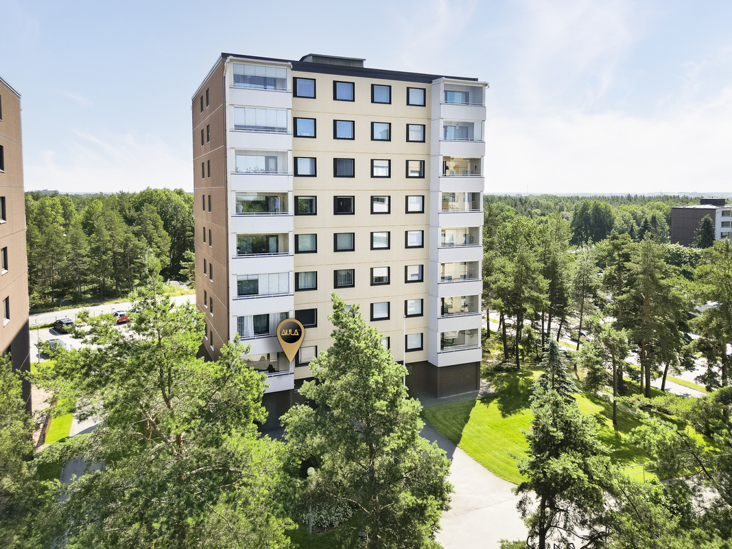 Julkisivu asunnon parvekkeen ja lännen puolelta