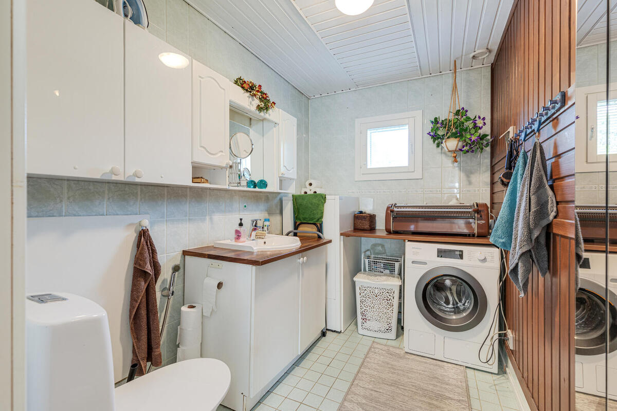 Uskjärventie 143 - päärakennuksen wc/khh