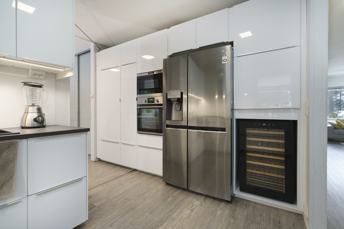 Kylmäkeskus ja viinikaappi